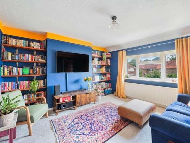Flat for sale in Epsom, Surrey