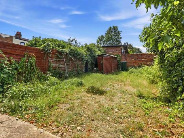Flat for sale in Brunswick Park, Greater London