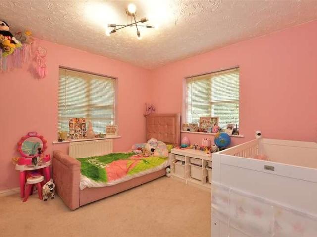 Flat for sale in Noak Bridge, Essex