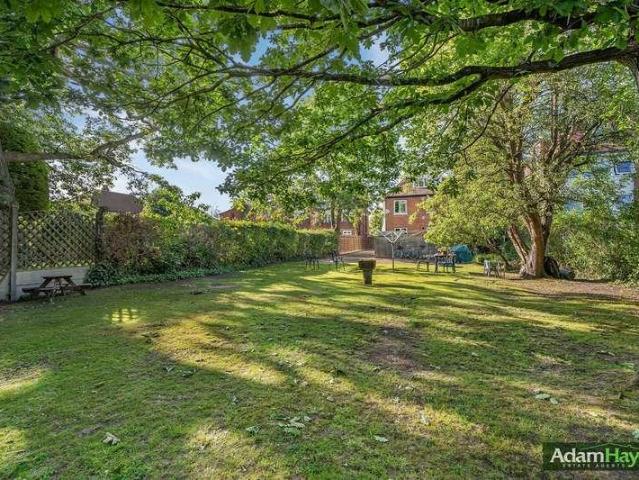 Flat for sale in Friern Barnet, Greater London
