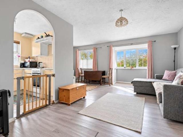 Flat for sale in Stanwell, Spelthorne