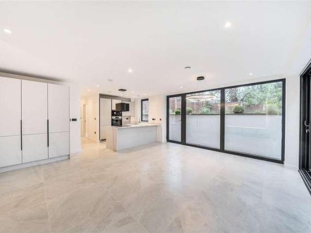 Flat for sale in Bushey, Bushey Heath