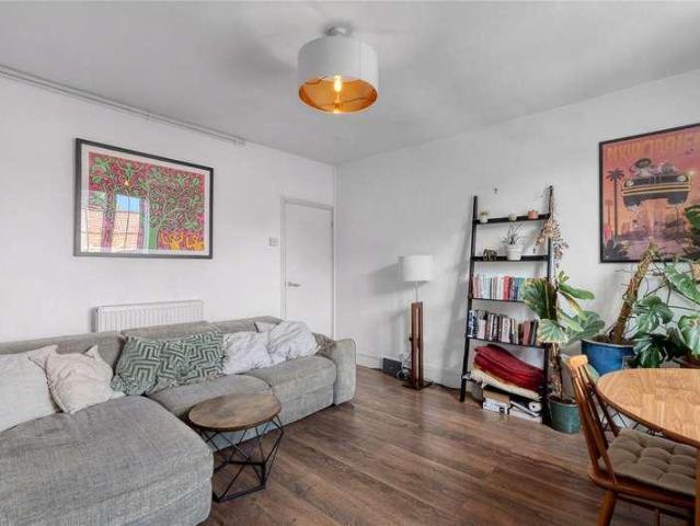 Flat for sale in East Dulwich, Greater London