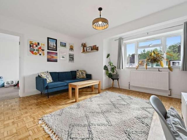 Flat for sale in Hatch End, Greater London