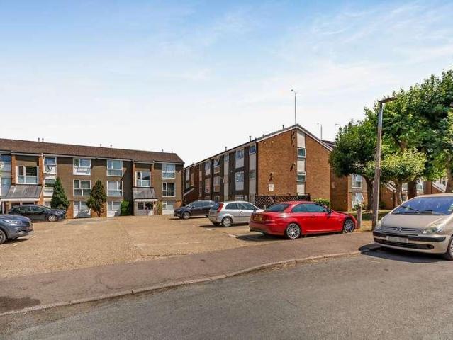 Flat for sale in Woodhall Farm, Pouchen End