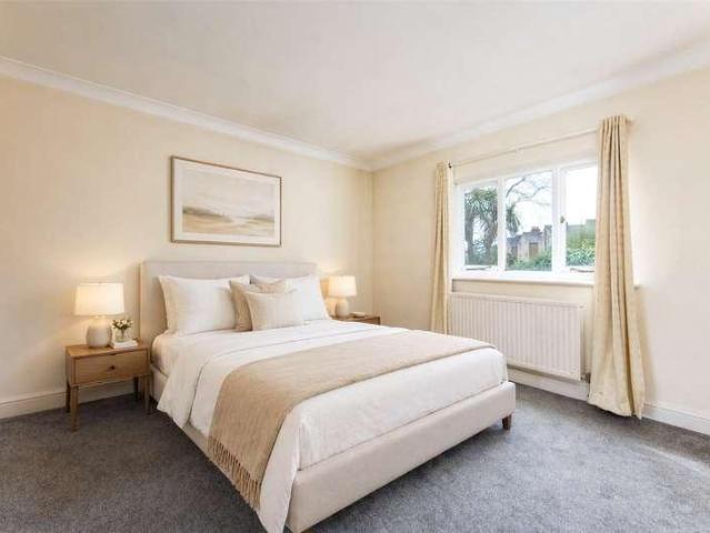 Flat for sale in Southfields, Greater London