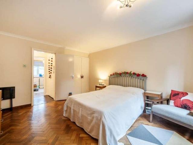 Flat for sale in Denham
