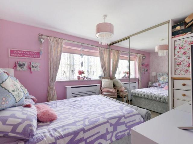 Flat for sale in London Borough of Ealing, Greater London
