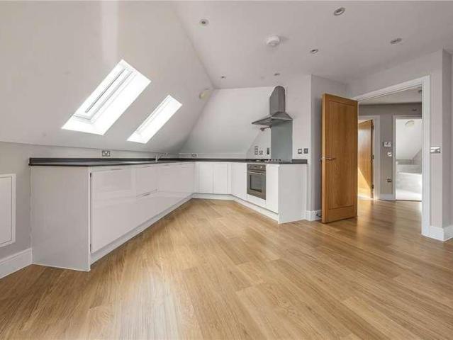 Flat for sale in New Malden, Greater London