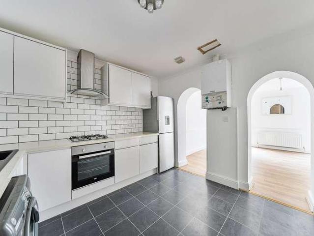 Flat for sale in London Borough of Lewisham, Bell Green
