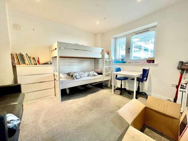 Flat for sale in Milton Keynes