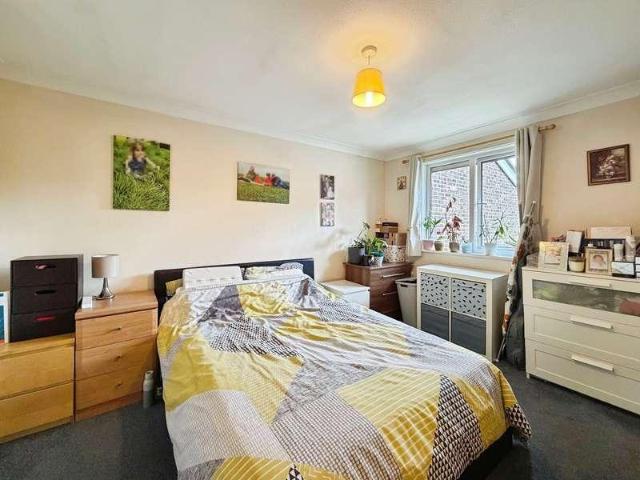 Flat for sale in Easthampstead, Bracknell