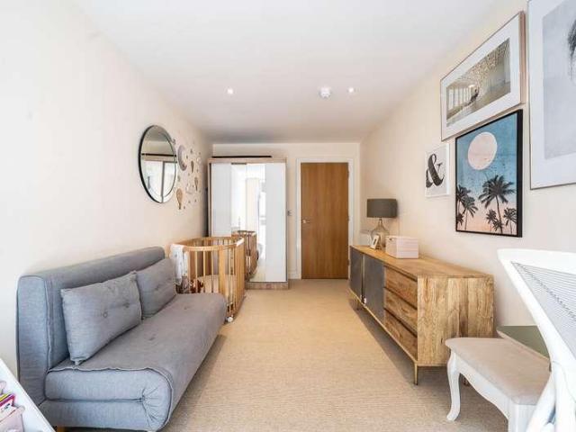 Flat for sale in Isle Of Dogs, Greater London