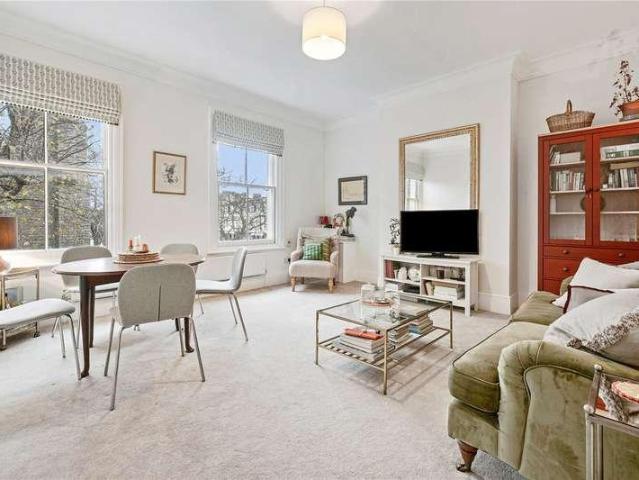 Flat for sale in Clapham Junction, Greater London