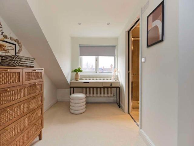 Flat for sale in Harlesden, Greater London