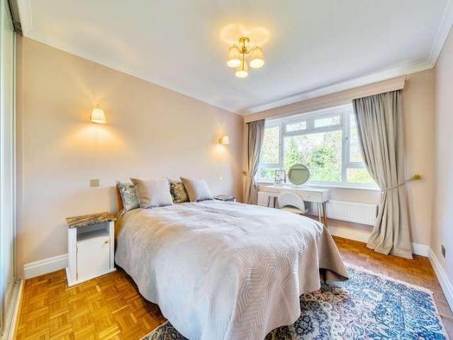 Flat for sale in Surbiton, Greater London
