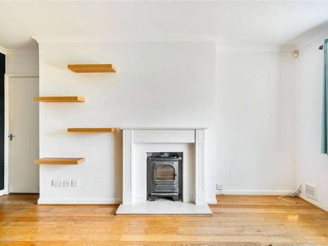 Flat for sale in Hook, Greater London