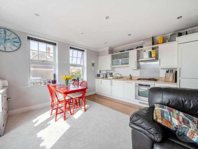 Flat for sale in Fole, Surrey
