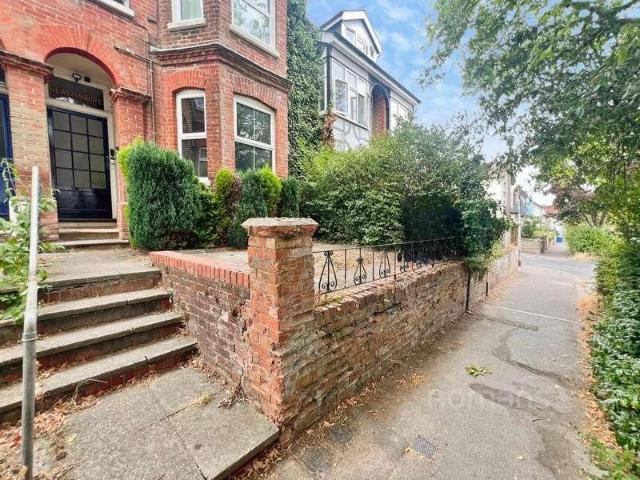 Flat for sale in Aldershot, Hampshire