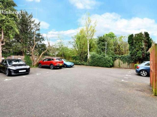 Flat for sale in Carshalton Beeches, Greater London