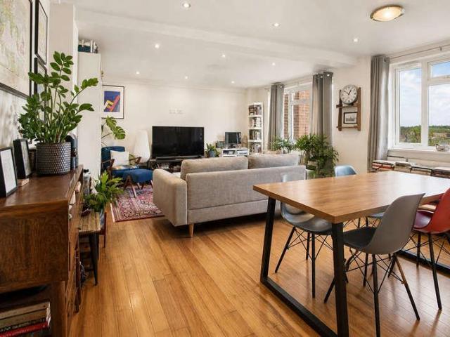 Flat for sale in Cricklewood, Greater London