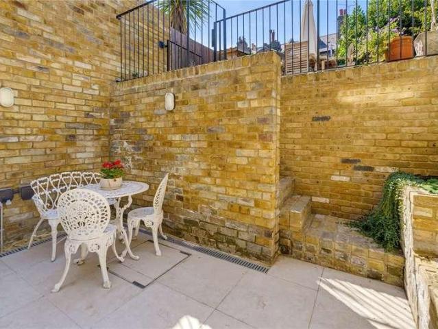 Flat for sale in Clapham Junction, Greater London