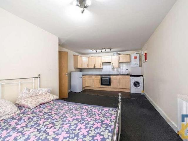 Flat for sale in Gidea Park, Greater London