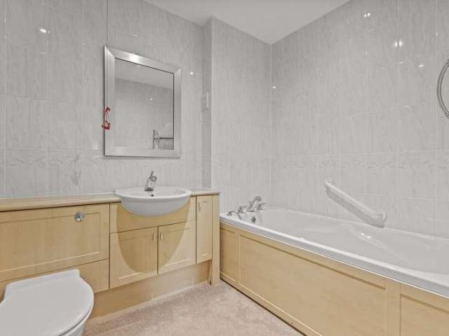 Flat for sale in Milford, Fole