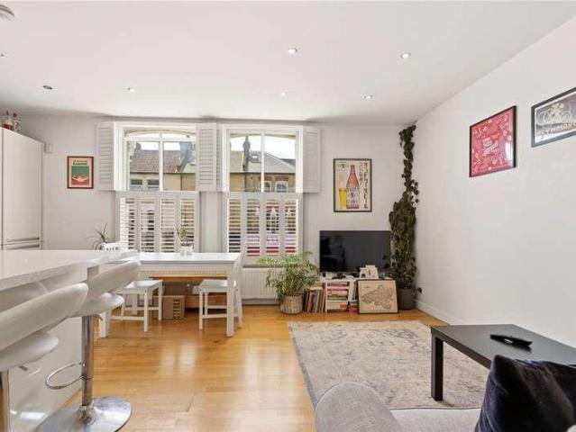 Flat for sale in Clapham Junction, Greater London