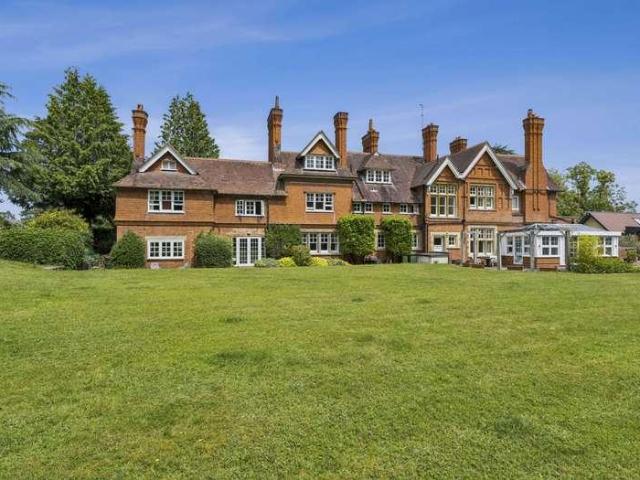 Flat for sale in Shiplake, Berrick Salome