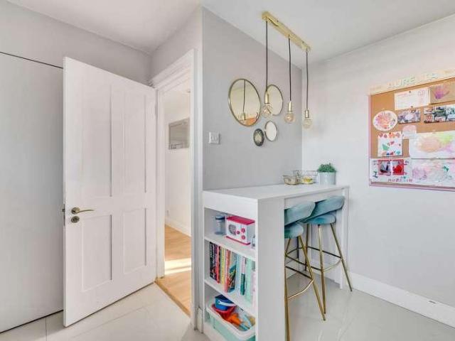 Flat for sale in Brondesbury, Greater London