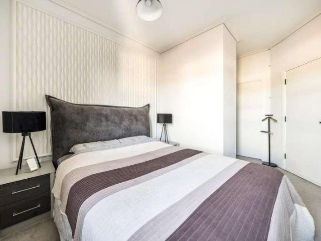Flat for sale in Heol-las, Surrey