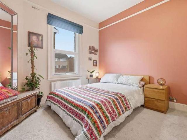 Flat for sale in Wanstead, Greater London