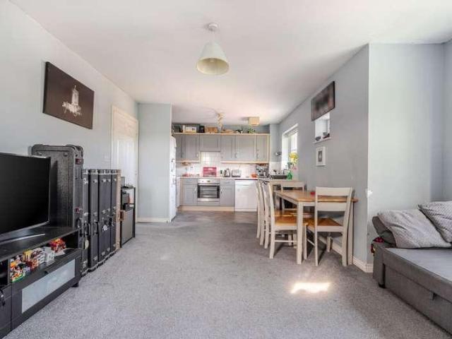 Flat for sale in Westborough, Surrey