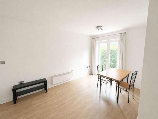 Flat for sale in London Borough of Hounslow, Spring Grove