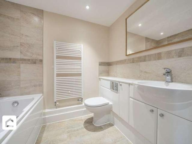 Flat for sale in Red Hill, Surrey