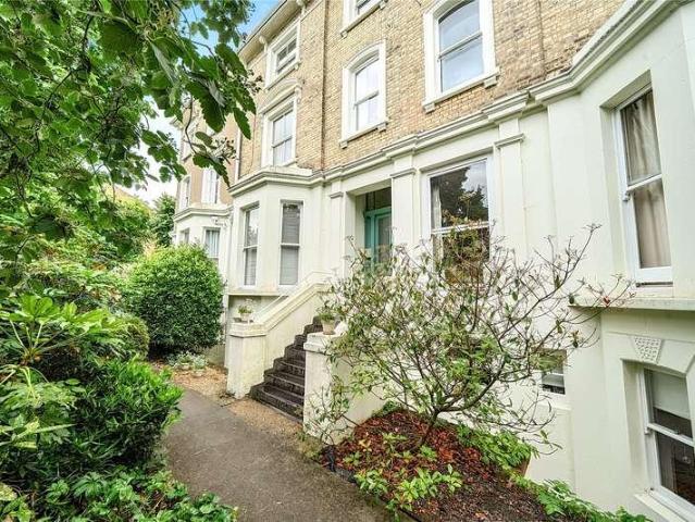 Flat for sale in Surbiton, Greater London