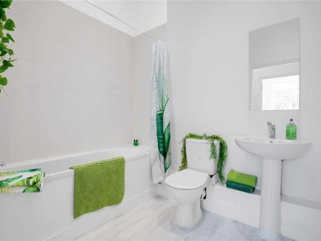 Flat for sale in Mortlake, Greater London