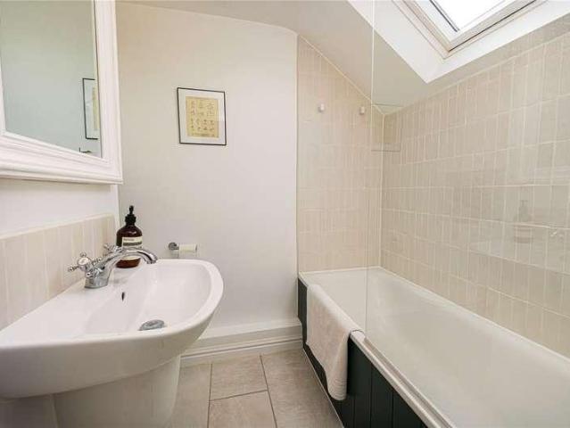 Flat for sale in Clapham Junction, Greater London