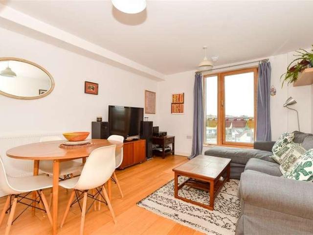 Flat for sale in Upper Walthamstow, Greater London