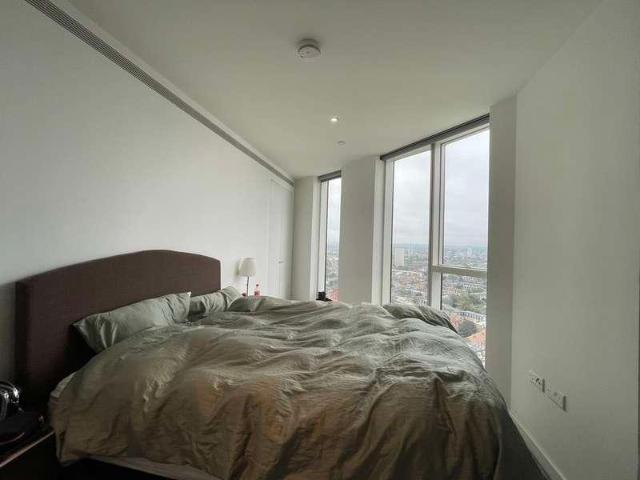 Flat for sale in Vauxhall, Greater London
