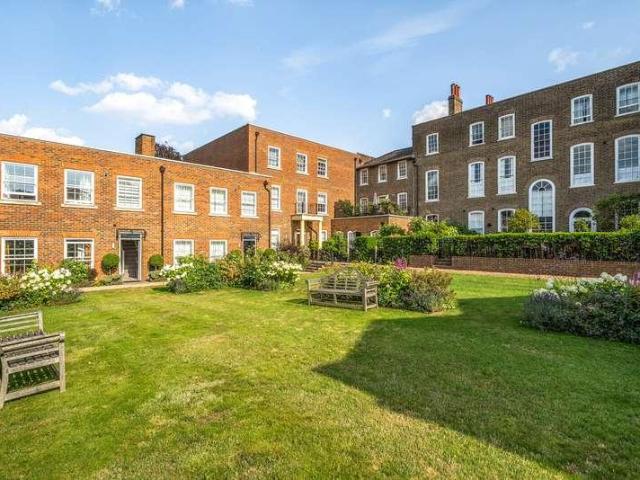 Flat for sale in Ham, Greater London