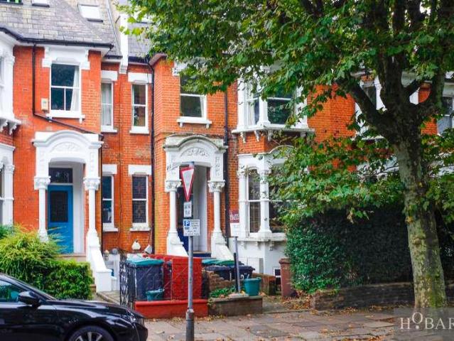 Flat for sale in Stroud Green, Greater London