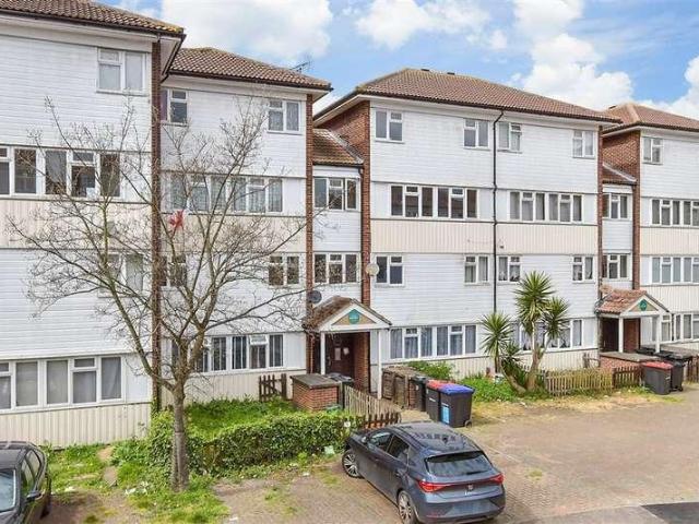 Flat for sale in Vange, Essex