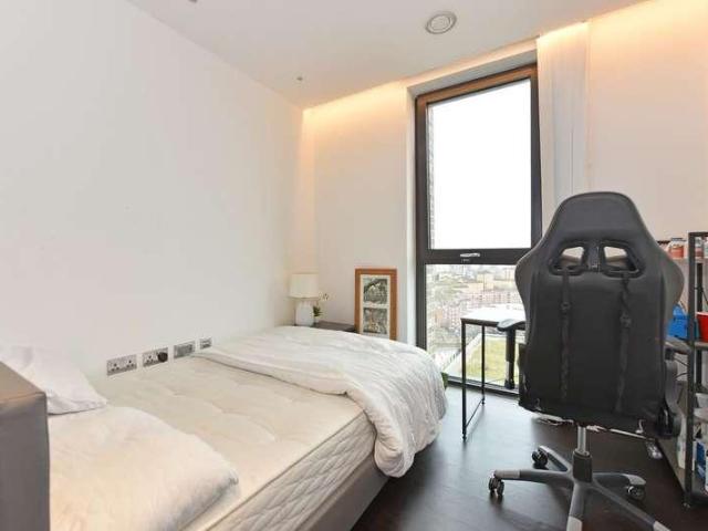 Flat for sale in Nine Elms, Greater London