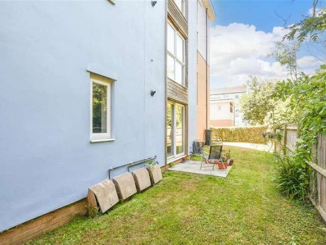 Flat for sale in The Bridge, Kent