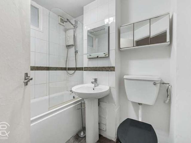 Flat for sale in London Borough of Ealing, Hanwell