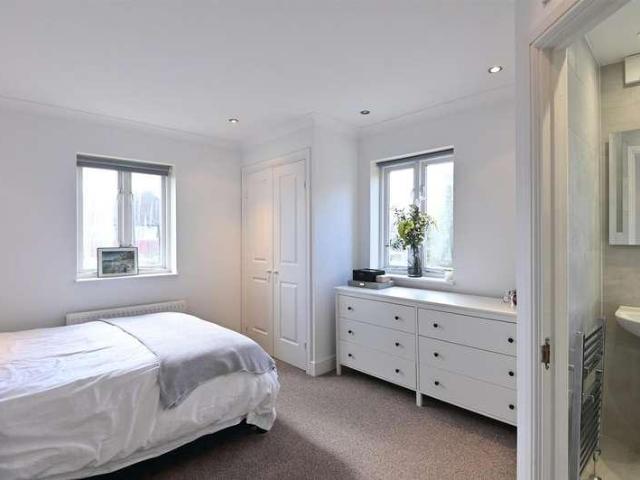 Flat for sale in Brondesbury, Greater London