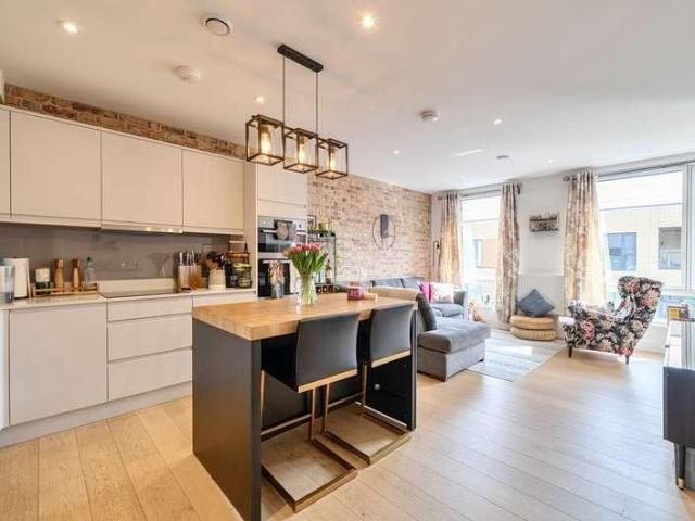 Flat for sale in Kingsbury, Greater London