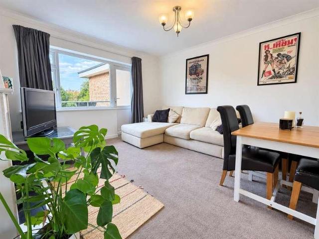 Flat for sale in Cliff Hill, Warwick